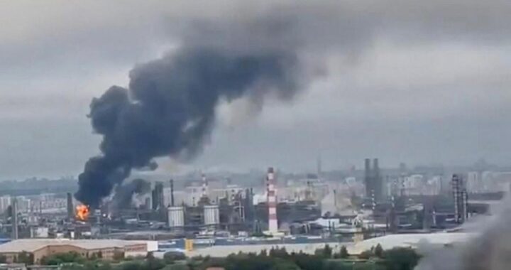 Imagen de una refinería en llamas tras el ataque ucraniano con drones en Moscú