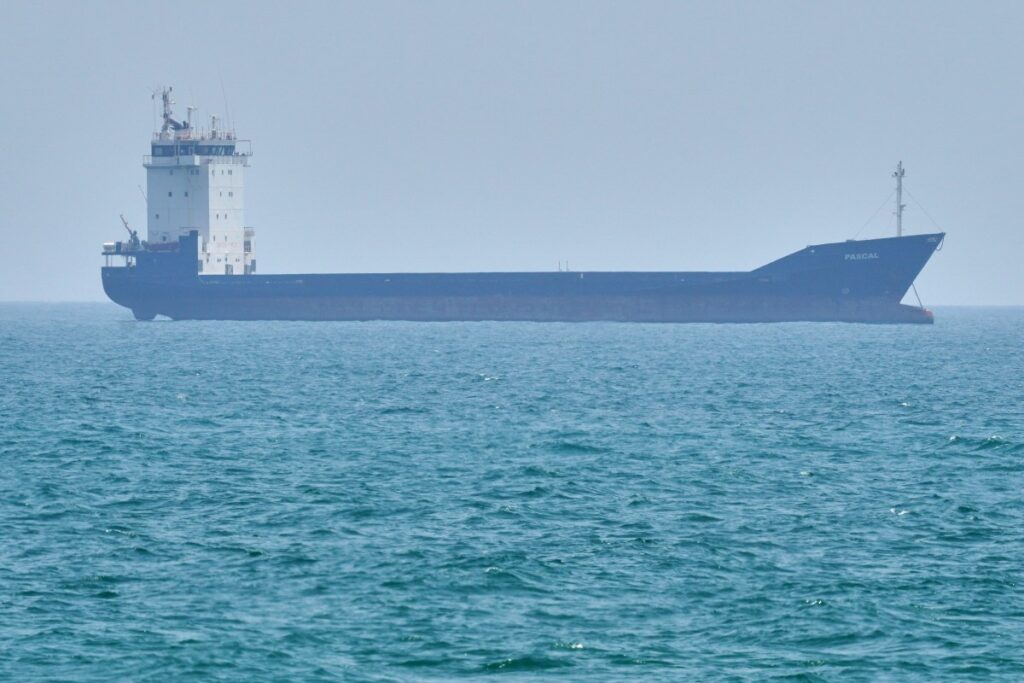 Barcos petroleros en el estrecho de Ormuz, una vía marítima crucial para el comercio energético mundial