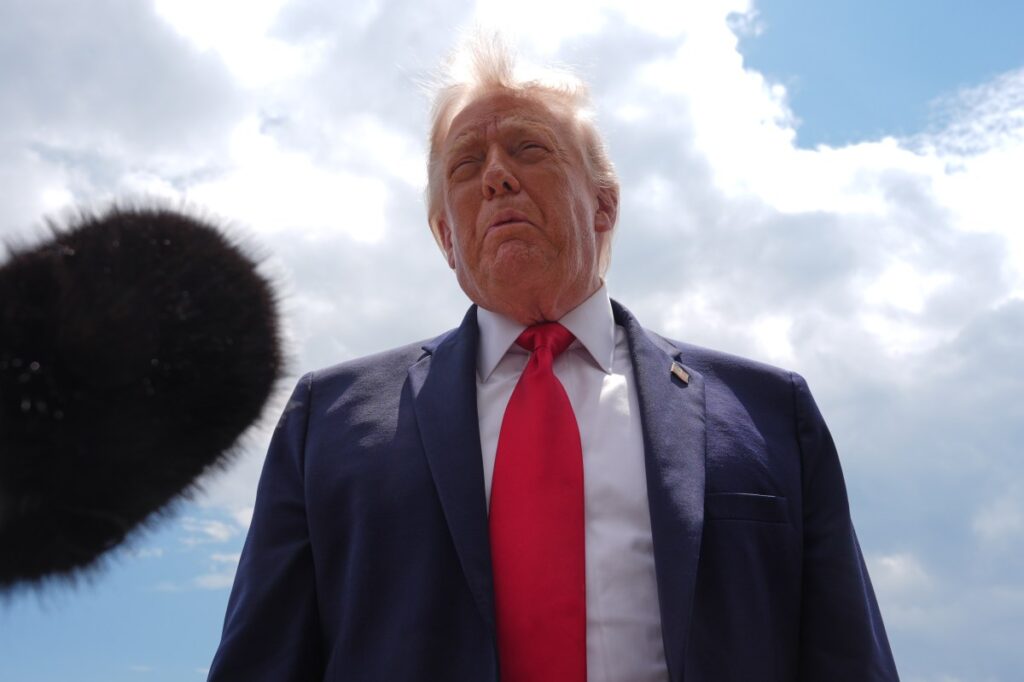 Donald Trump hablando en una rueda de prensa sobre el acuerdo con Irán y la reapertura del estrecho de Ormuz