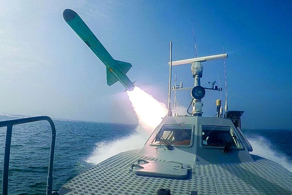 Drones iraníes en formación sobre el estrecho de Ormuz, epicentro del conflicto geopolítico con Bahréin