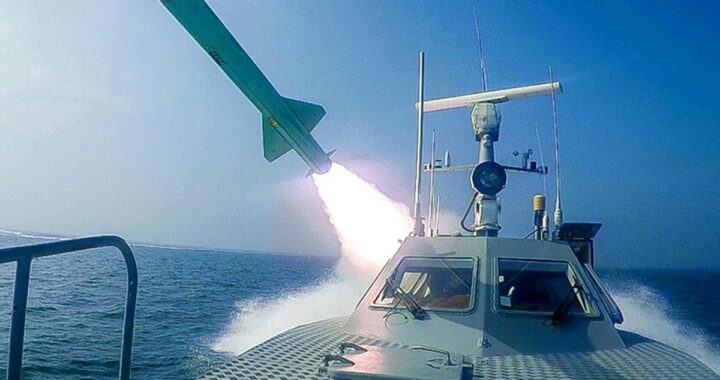 Drones iraníes en formación sobre el estrecho de Ormuz, epicentro del conflicto geopolítico con Bahréin
