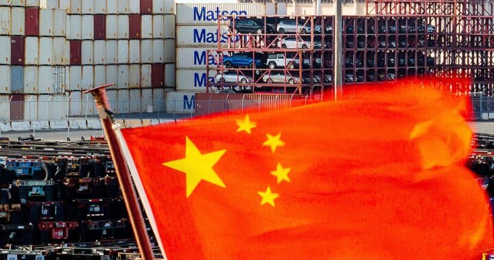 La portavoz de la Cancillería china Mao Ning en una rueda de prensa.