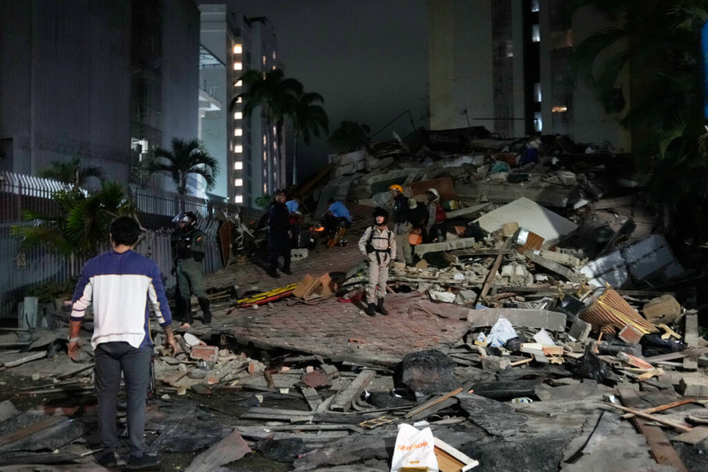 Imagen de un edificio con grietas después del sismo en Venezuela