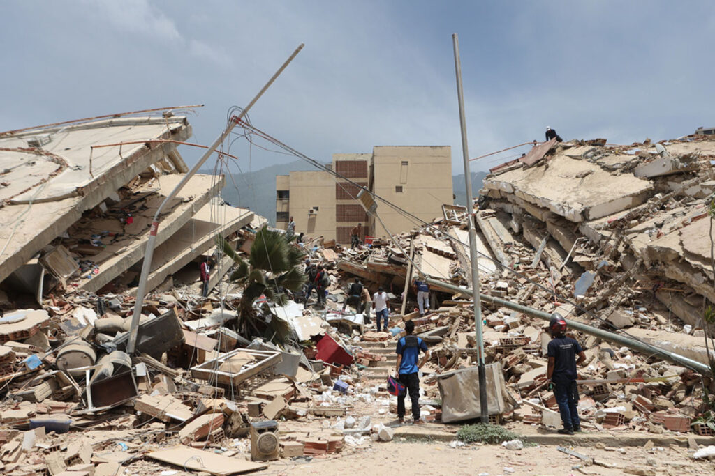 Imagen de un equipo de ayuda humanitaria en una zona afectada por terremotos en Venezuela