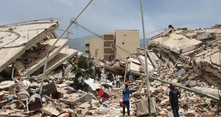 Imagen de un equipo de ayuda humanitaria en una zona afectada por terremotos en Venezuela