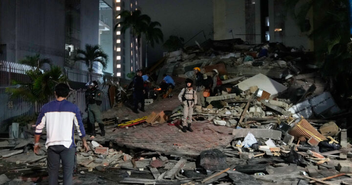 Imagen de un edificio con grietas después del sismo en Venezuela