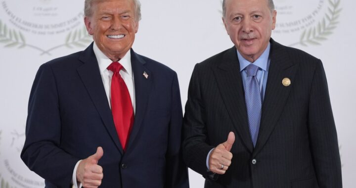 Donald Trump hablando en una rueda de prensa en Washington