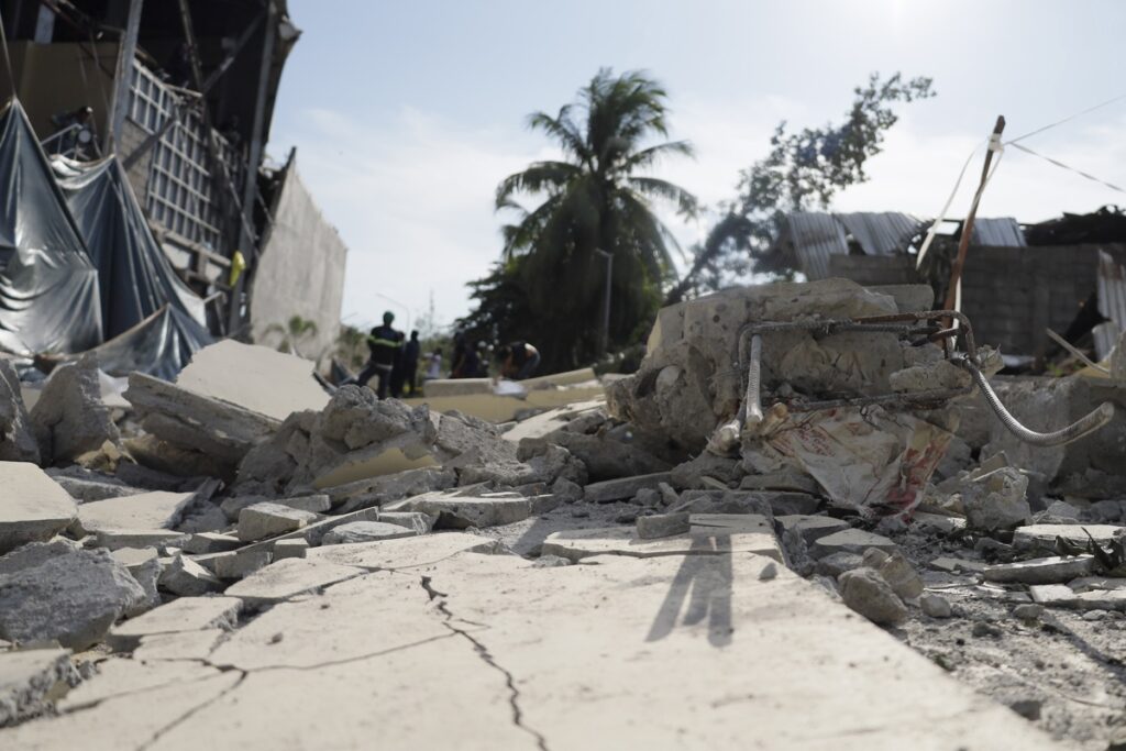 Imagen de una zona devastada por el terremoto en Filipinas con escombros y personas afectadas