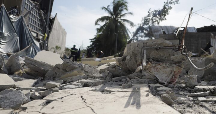 Imagen de una zona devastada por el terremoto en Filipinas con escombros y personas afectadas
