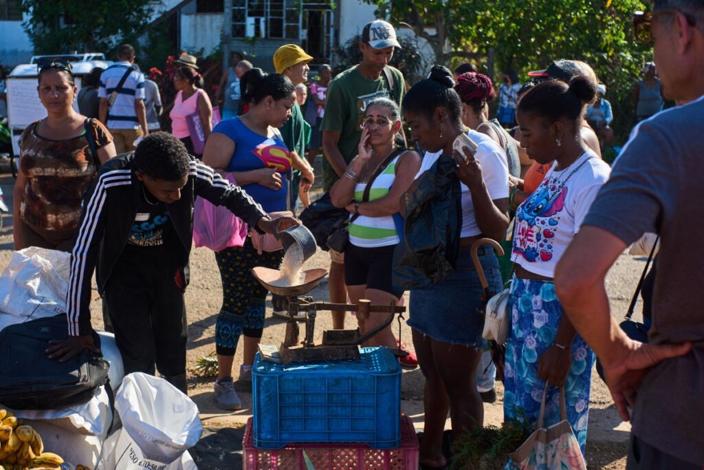 Carga de ayuda humanitaria en un puerto, bloqueada por falta de combustible.
