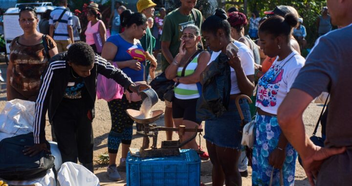 Carga de ayuda humanitaria en un puerto, bloqueada por falta de combustible.