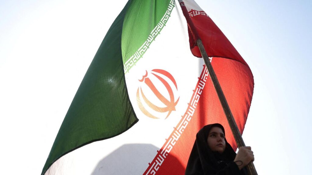 Imagen de banderas de Irán ondeando en Teherán tras anuncio de acuerdo con Estados Unidos