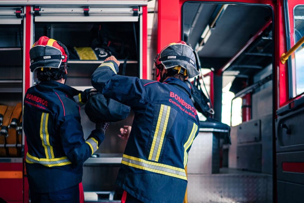 Bomberos trabajando en la extinción de un incendio en una casa de Boadilla del Monte