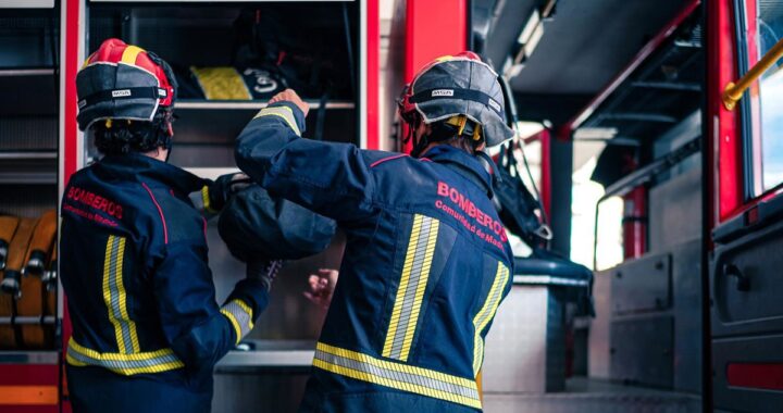 Bomberos trabajando en la extinción de un incendio en una casa de Boadilla del Monte