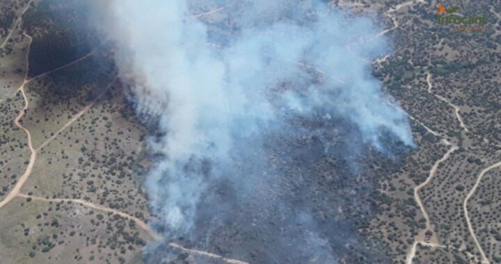 Un helicóptero trabaja en la extinción de un incendio forestal en la Academia de Infantería de Toledo