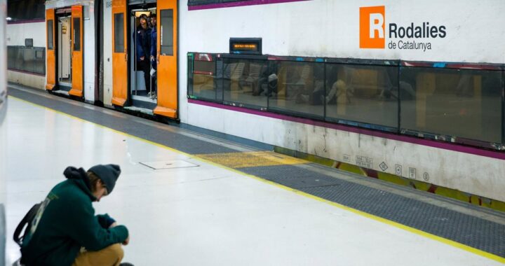 Tren de Rodalies circulando por la vía férrea entre estaciones.