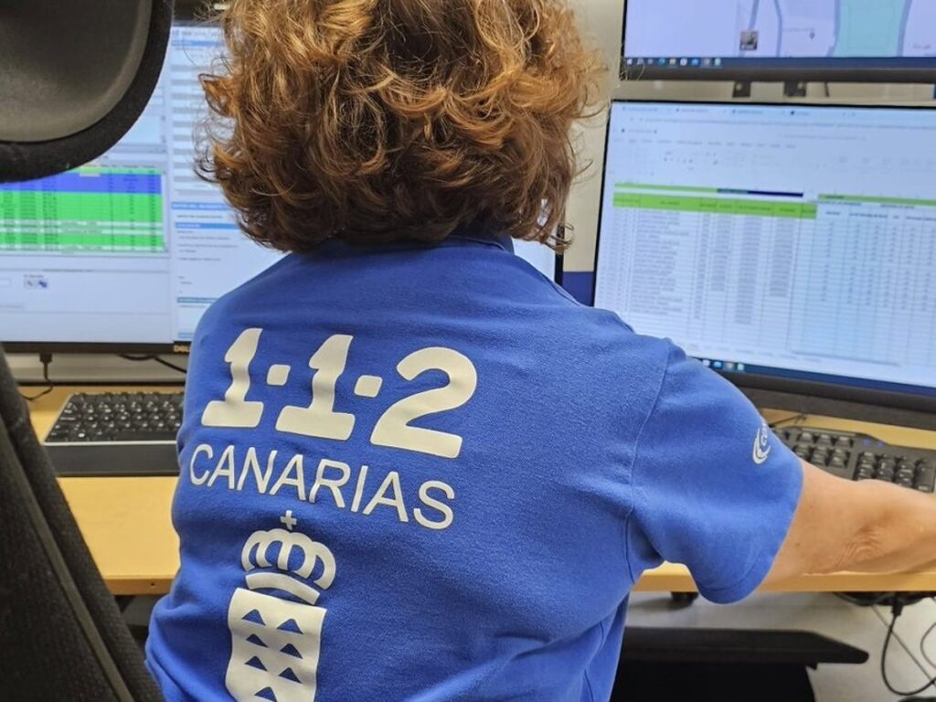 Una mujer siendo atendida por personal sanitario tras un accidente de tráfico