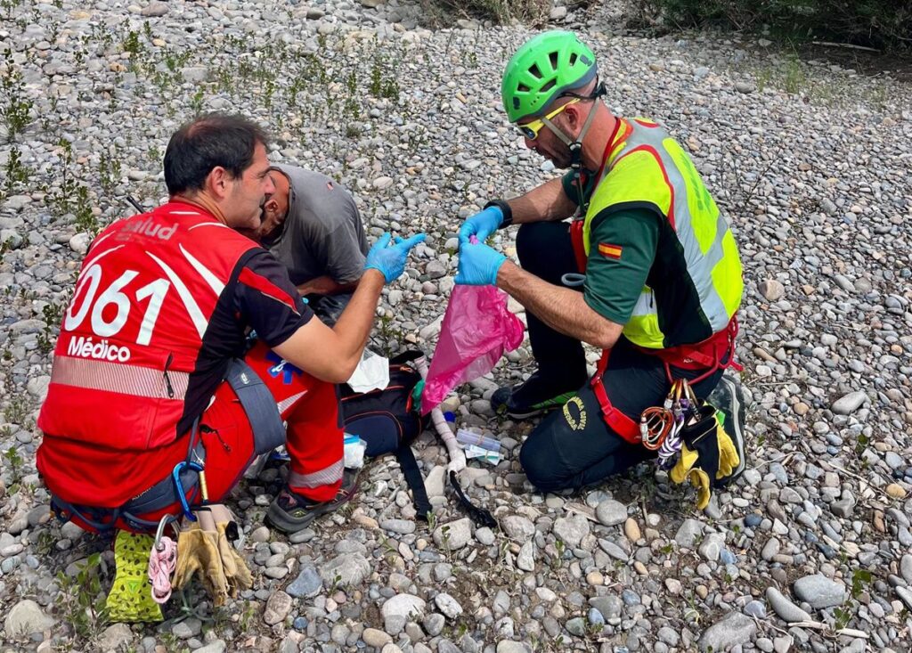 Imagen de un barranquista siendo rescatado en un helicóptero en la zona de Bielsa