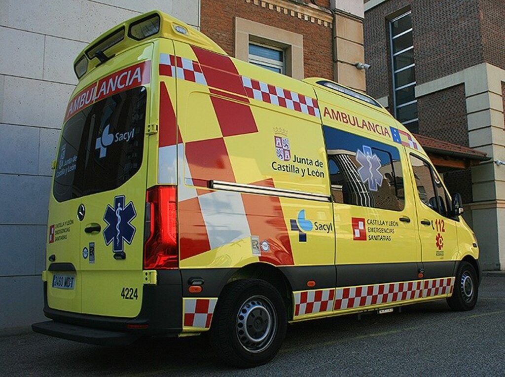 Imagen de un casco de ciclista en el suelo tras un accidente