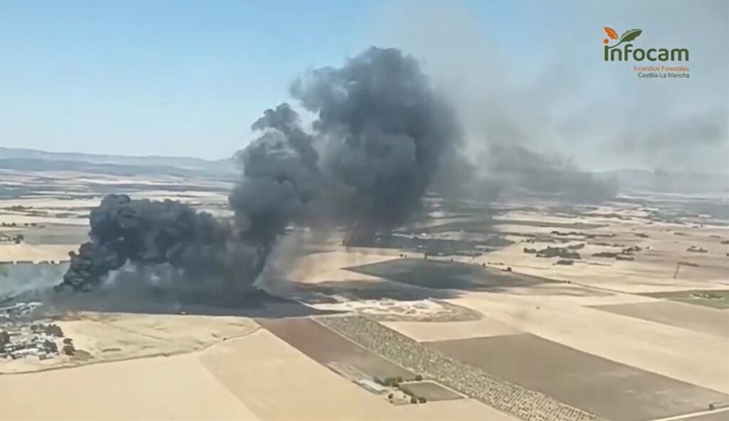 Imagen de una zona de pastos quemada cerca de un punto limpio en Ciudad Real