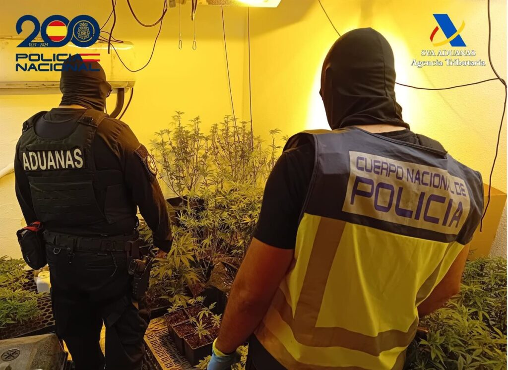 Imagen de un operativo policial en el barrio de Los Mateos, Cartagena, con agentes y vehículos policiales.
