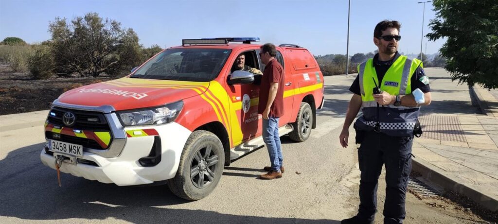 Imagen de un incendio en una zona de cultivo con equipos de emergencia trabajando
