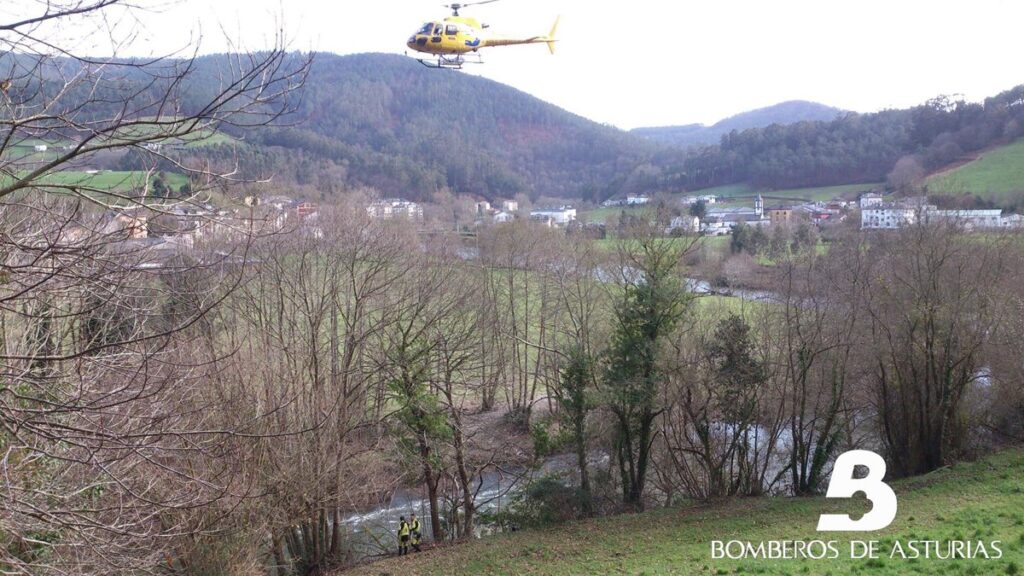 Un equipo de rescate trabaja para excarcelar el cuerpo de un hombre bajo un tractor volcado