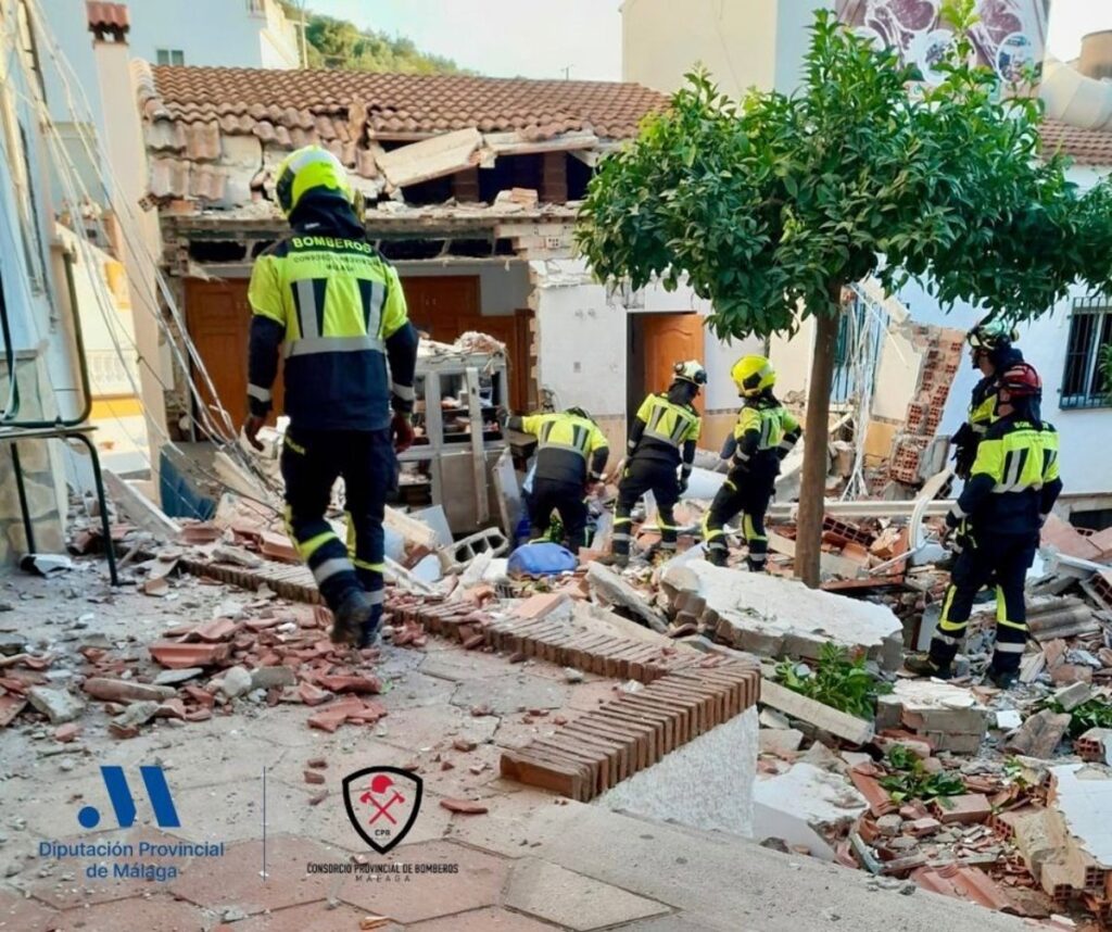 Una imagen de un restaurante con daños en la fachada tras una explosión de bombona