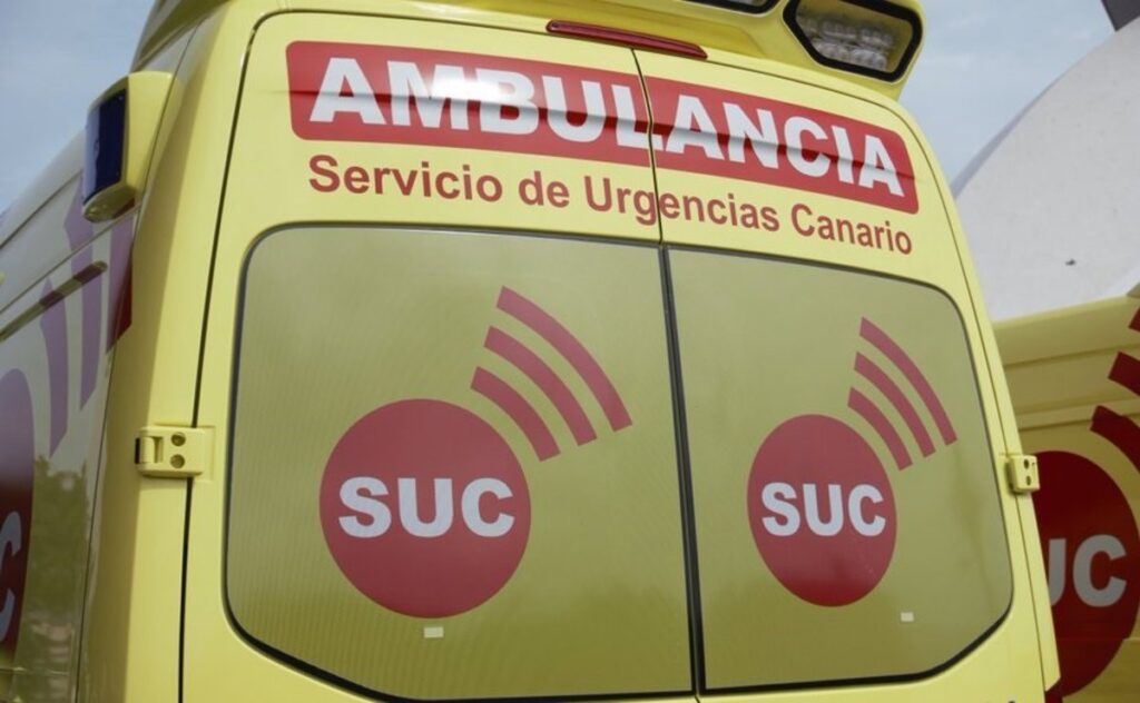 Un motorista siendo atendido por personal médico tras un accidente en la vía