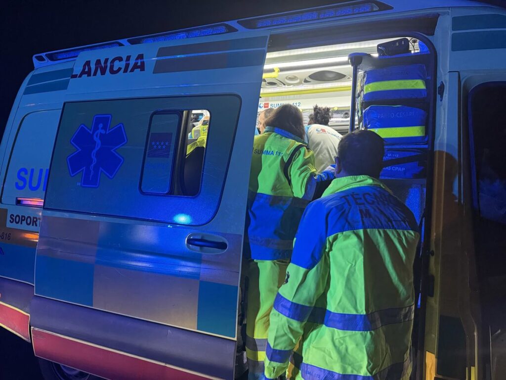 Motocicleta accidentada en la carretera con la mediana de la calzada dañada
