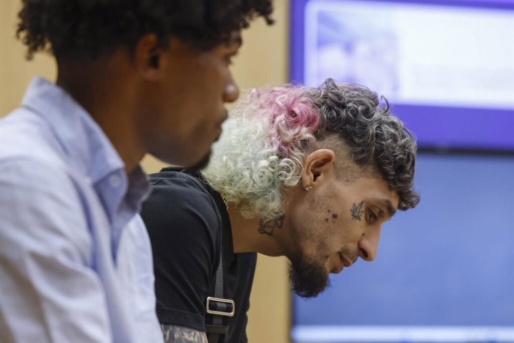 Imagen de una joven en una situación de emergencia recibiendo ayuda