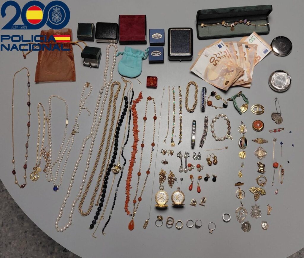 Mujer de la Policía Nacional mostrando una placa de identificación junto a una anciana sonriente