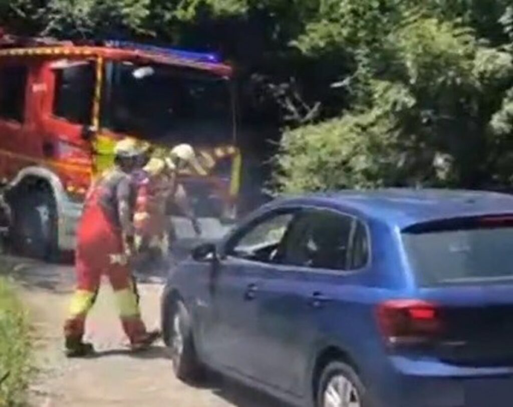 Un vehículo en una cuneta de una pista forestal en Soba, siendo remolcado por los bomberos
