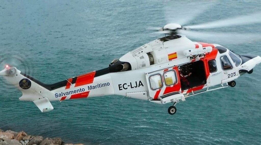 Helicóptero de rescate en acción cerca de buque en el mar