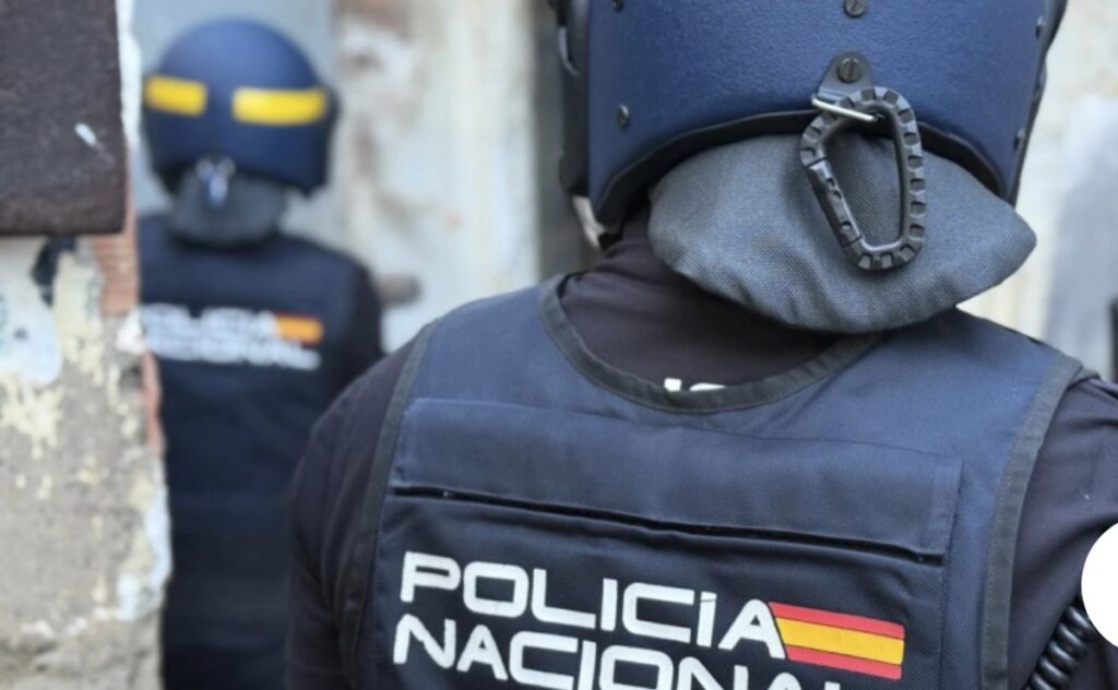 Autobús del Málaga CF con una luna rota tras recibir el impacto de una botella