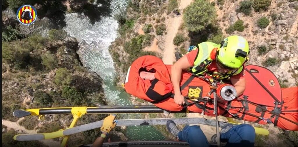 Bomberos en acción durante el rescate en la ruta de los Puentes Colgantes de Chulilla