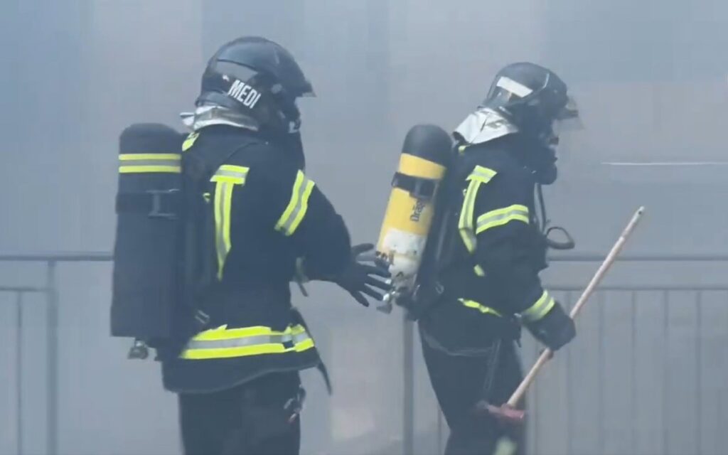 Bomberos trabajando en la fachada de un edificio en llamas en San Blas-Canillejas