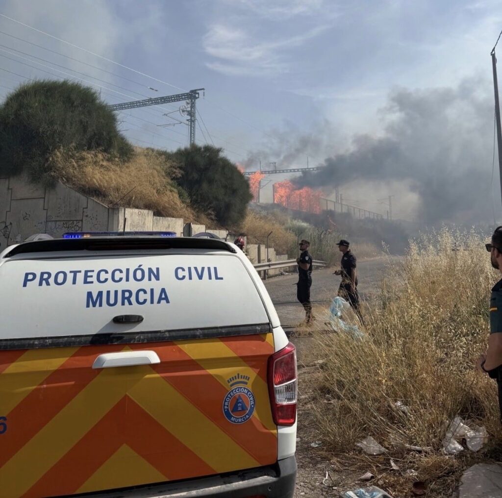 Imagen de un incendio cerca de las vías ferroviarias entre Murcia y Beniel