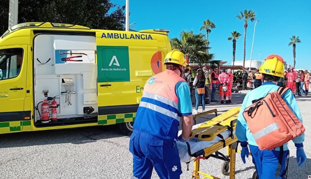 Imagen de un vehículo en la terraza de un bar en Frigiliana después del atropello