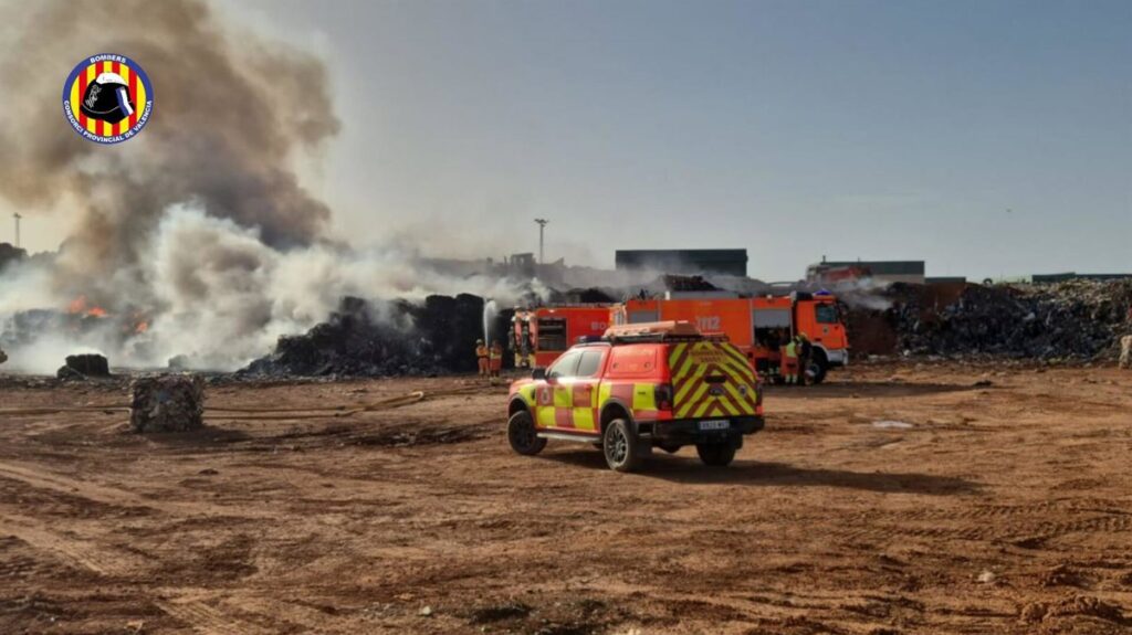 Bomberos y medios aéreos trabajando en un incendio en un vertedero de Caudete de las Fuentes