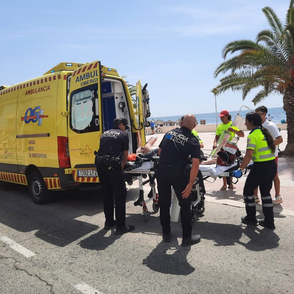Un equipo de emergencia rescatando a un bañista de 83 años en la playa