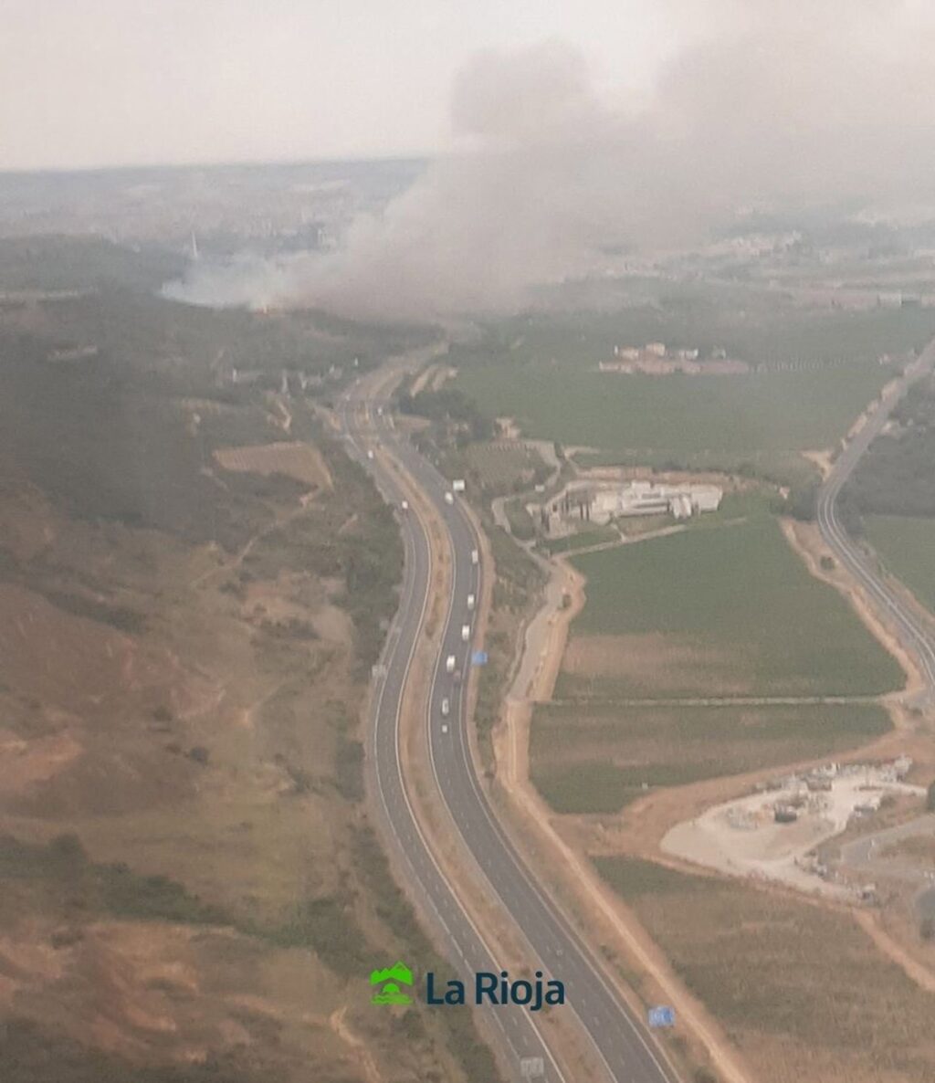 Imagen de un incendio forestal siendo controlado por servicios de emergencia en un monte bajo