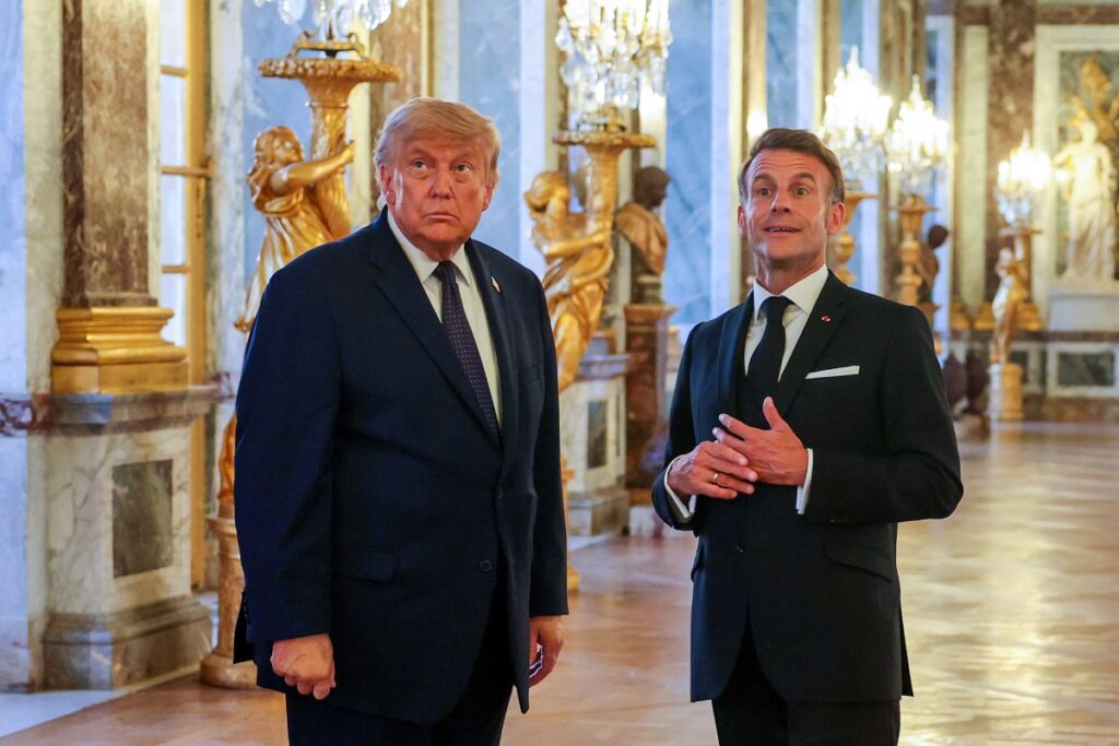 Donald Trump firmando el memorando con Irán en el Palacio de Versalles