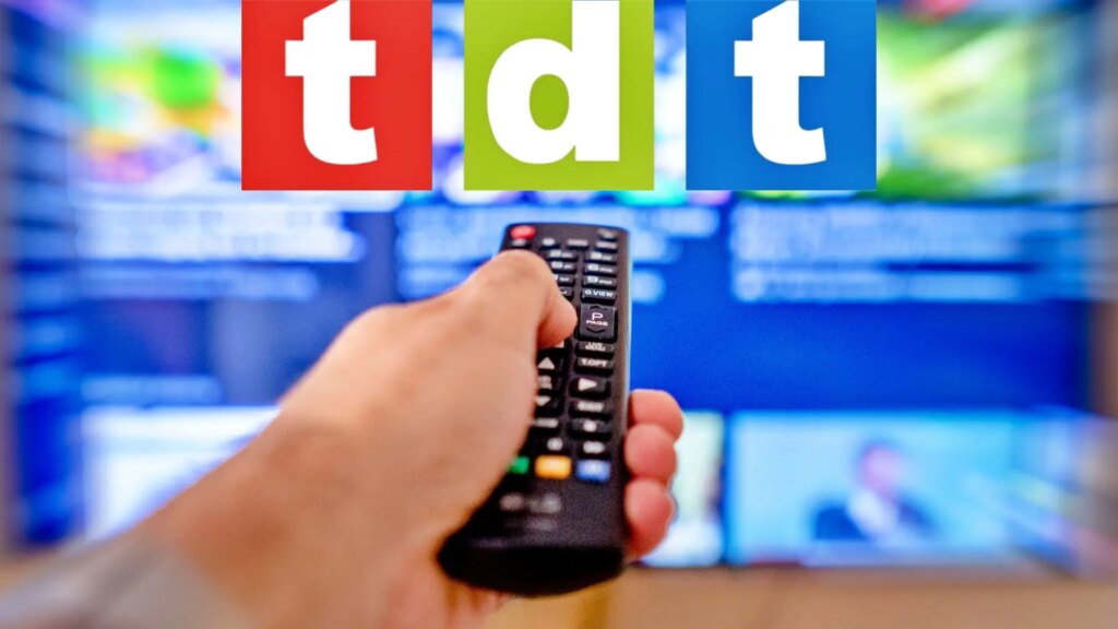 Televisor antiguo junto a pantalla 4K simbolizando la exclusión por el cambio a DVB-T2 en la TDT