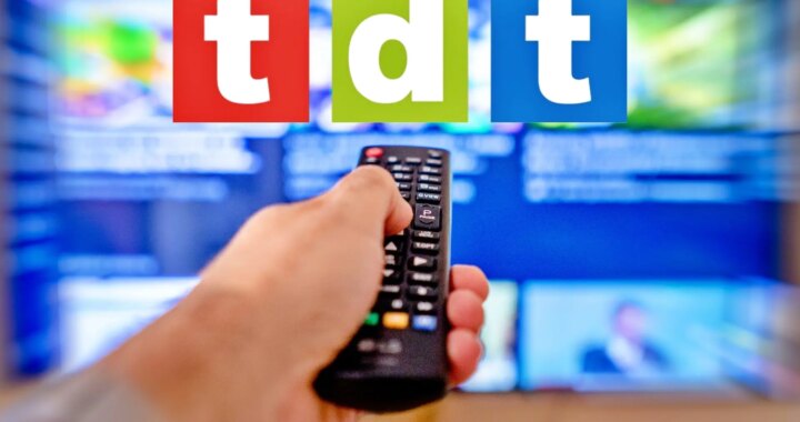 Televisor antiguo junto a pantalla 4K simbolizando la exclusión por el cambio a DVB-T2 en la TDT