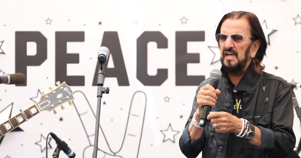 Ringo Starr recibiendo su doctorado honoris causa en Beverly Hills, un reconocimiento con intereses institucionales más allá del homenaje