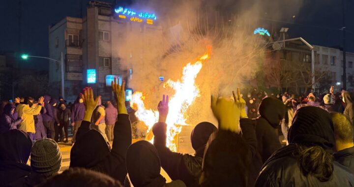 Manifestantes iraníes con carteles exigiendo justicia frente a cifras de muertos manipuladas por el régimen y la inacción global
