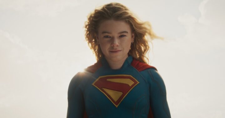 Cartel de 'Supergirl' con cifras de taquilla tachadas, reflejando el fracaso estratégico de Warner Bros. y DC Studios
