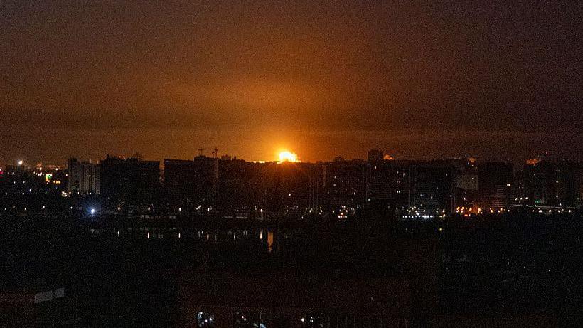 Equipos de rescate buscan víctimas entre escombros de edificios residenciales en Kyiv tras bombardeo ruso masivo