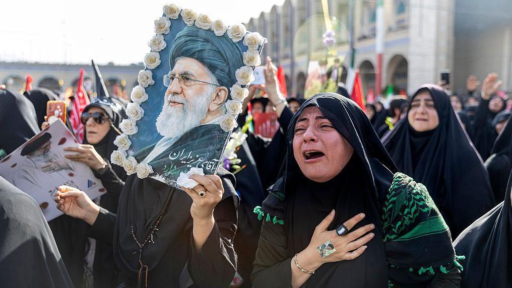 Multitudes con banderas rojas en el funeral de Jamenei, símbolo de una escenificación política calculada para ocultar la fragilidad del régimen iraní